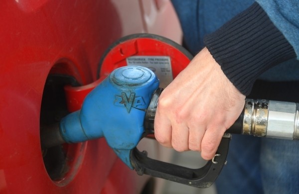 Семь заправочных сетей Москвы подняли цены на бензин