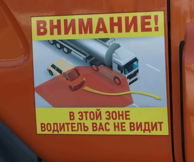 Водитель грузовика, на перекрестке, напал на водителя мотоцикла