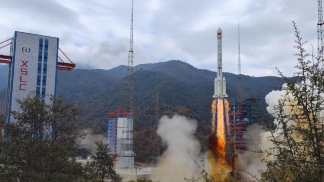 После запуска нового спутника, сегмент китайской ракеты «Чанчжэн» упал недалеко от жилых строений