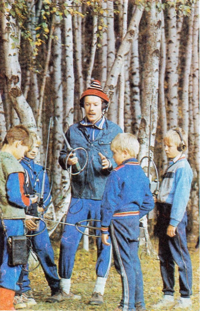 Занятия по спортивной радиопеленгации, тренер — мастер спорта Алексей Козырев