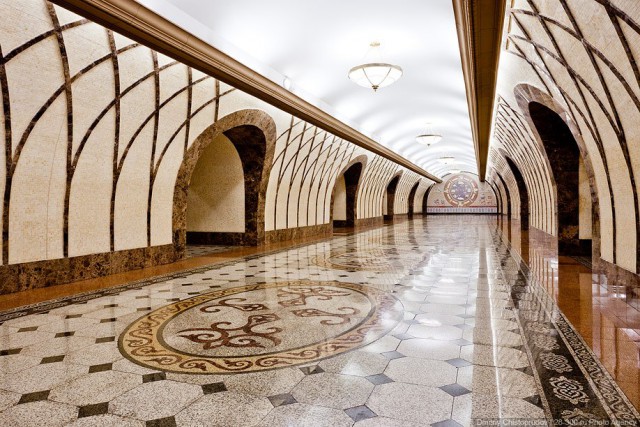 Необычное: московское и питерское метро без людей