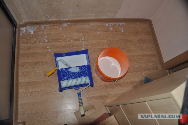 Приклеиваем плитку из искусственного камня