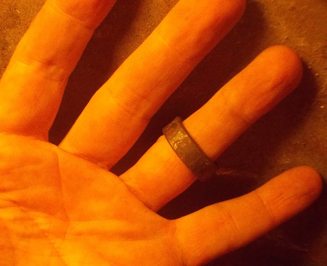 Обручальное кольцо из меди и железа.