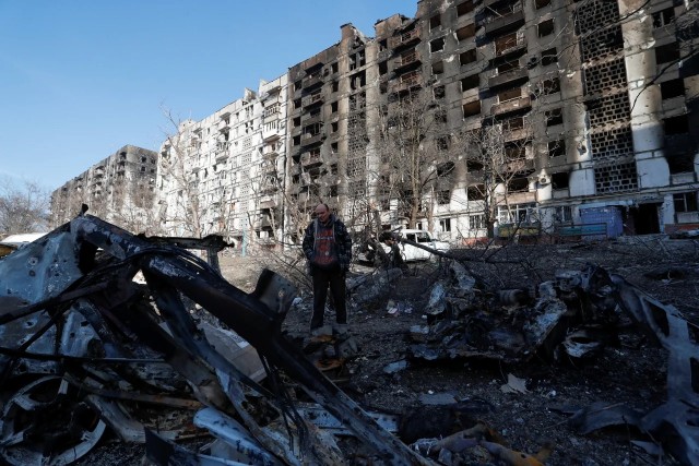 Жители стран Балтии несут цветы к танкам в Риге, Таллине и Вильнюсе