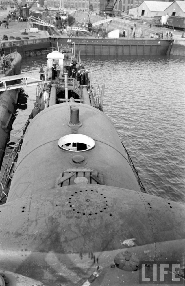 " Веселый Роджер" над субмариной