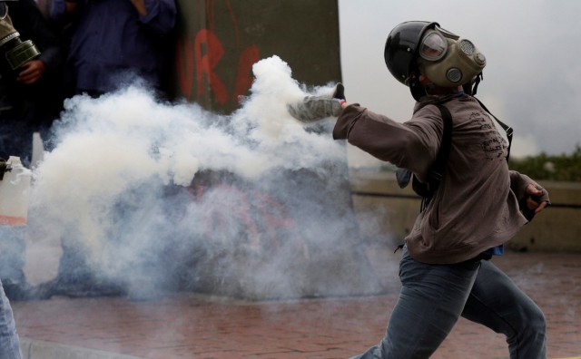Огни Каракаса: в Венесуэле оппозиция забрасывает полицию «коктейлями Молотова»