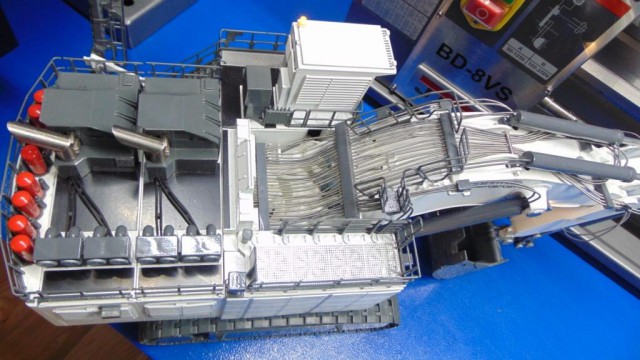 LIEBHERR R9800 Радиоуправляемая дилерская модель экскаватора в 50 масштабе