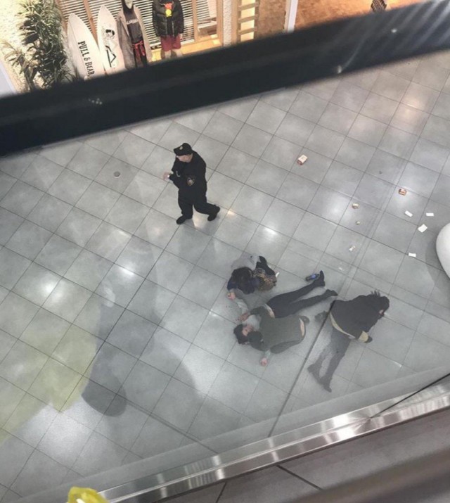 Девушка упала с третьего этажа в московском ТЦ