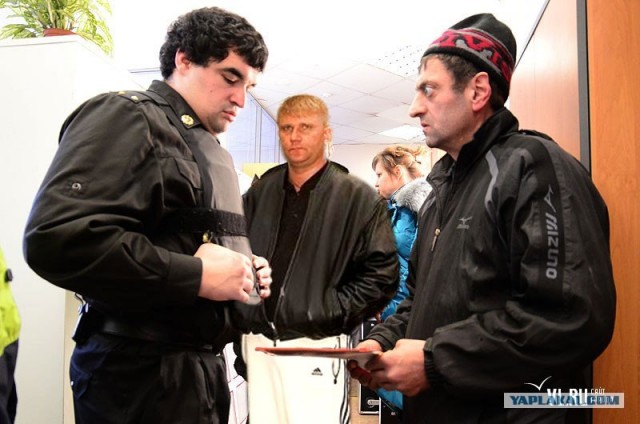 Фотожаба: Приставы и страховщики.