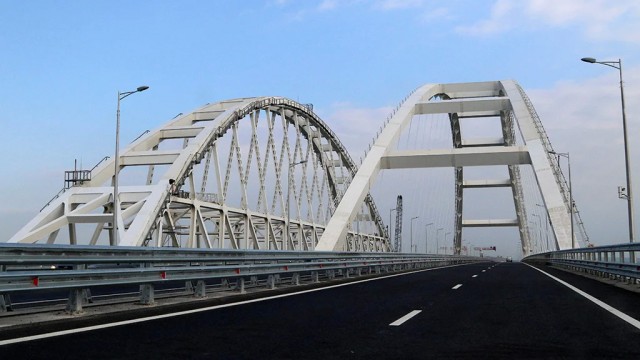 Движение автотранспорта по Крымскому мосту временно перекрыли
