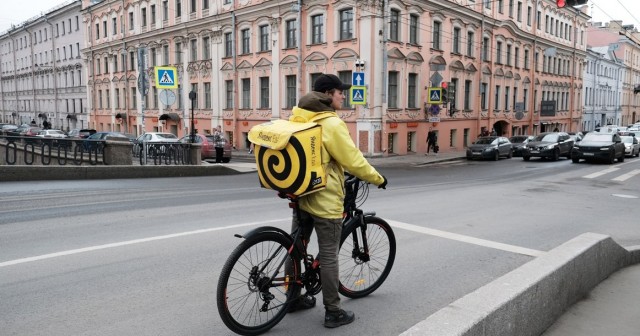 Зависть москвича: в Петербурге курьерам ограничили скорость до 10 км/ч на тротуарах