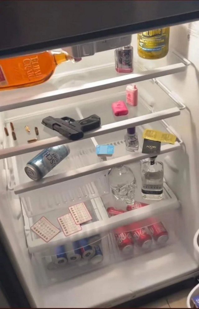 Открыл холодильник и вот она стоит, холодненькая и запотевшая. Прям не знаю, что и делать, может бахнуть...