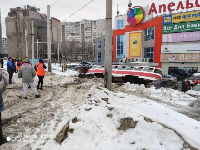 В Самаре трамвай опрокинулся на 4 машины у ТЦ «Апельсин»