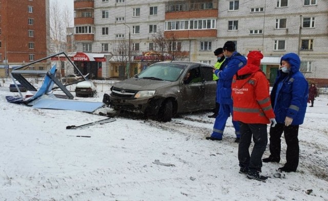 В Чебоксарах водитель легковушки влетел в остановку, проскочив толпу людей на пешеходном переходе