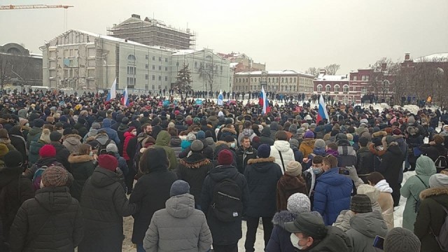 В Саратове полисмены так спешили успеть на разгон протестующих, что перевернули карету скорой помощи и убили пациента