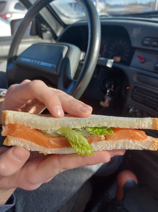 Сэндвич с лососем из Ленты