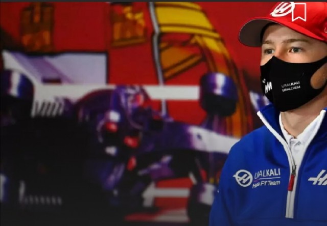 Россиянин Мазепин встал на колено перед гонкой «Формулы-1»