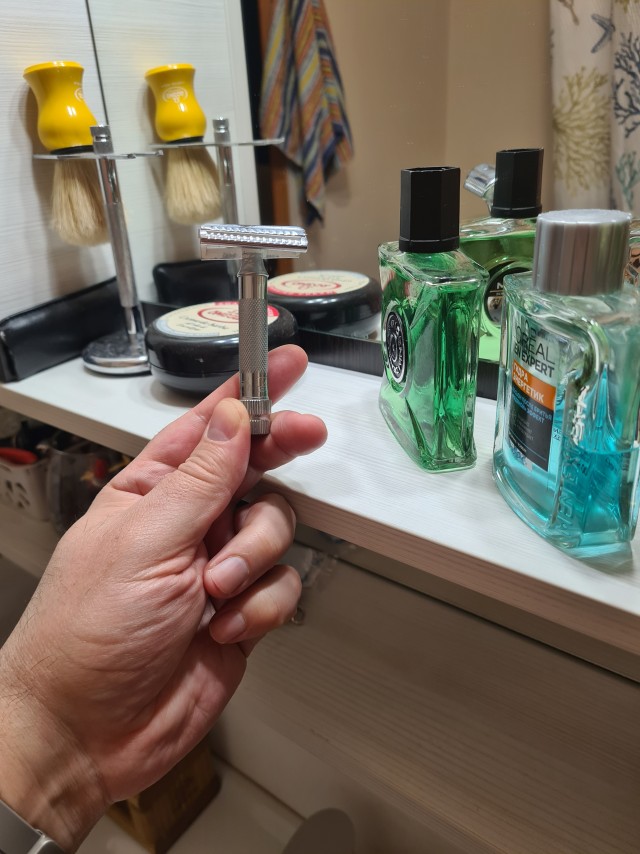 Глубокоуважаемые Яповцы, какими бритвенными станками пхользуетесь.