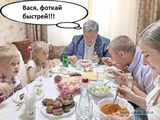 В Сети высмеяли Порошенко с борщом в гостях у семьи боевика АТО