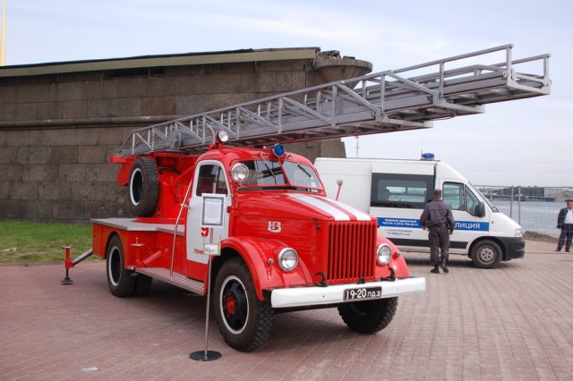 Авто Вернисаж на Неве.