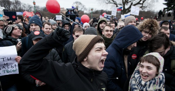 Госдума приняла в первом чтении законопроект о штрафах и арестах за участие несовершеннолетних в митингах