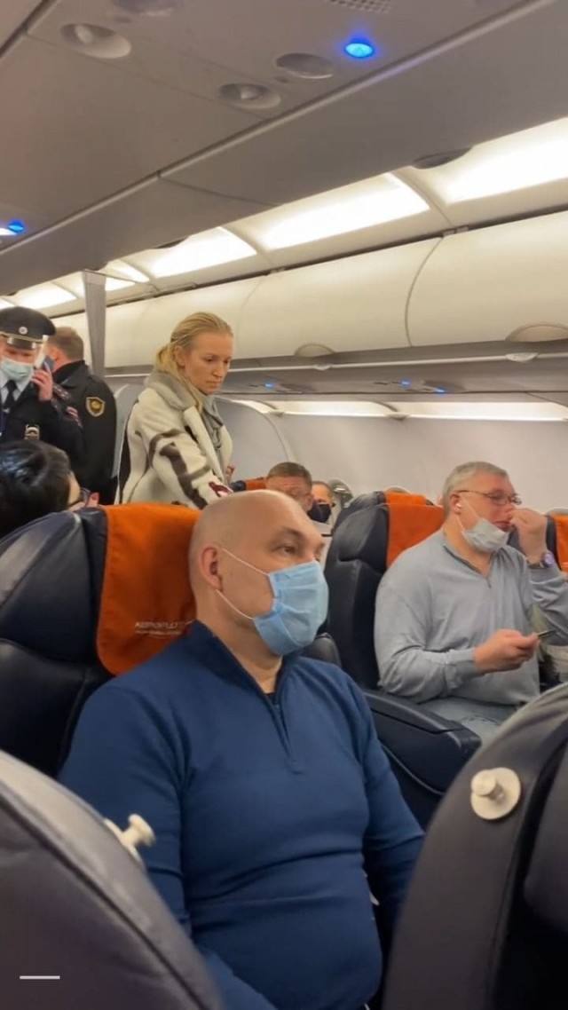 Самолет с депутатами Госдумы, летевшими в Петербург, задержали из-за ковид-диссидентки
