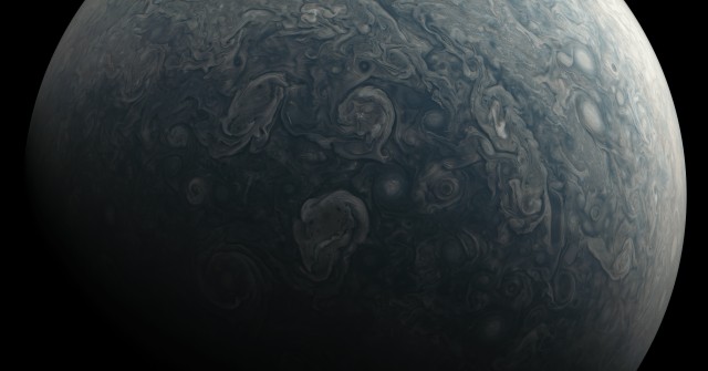 Штормы и циклоны на Юпитере с высоты 4200 километров