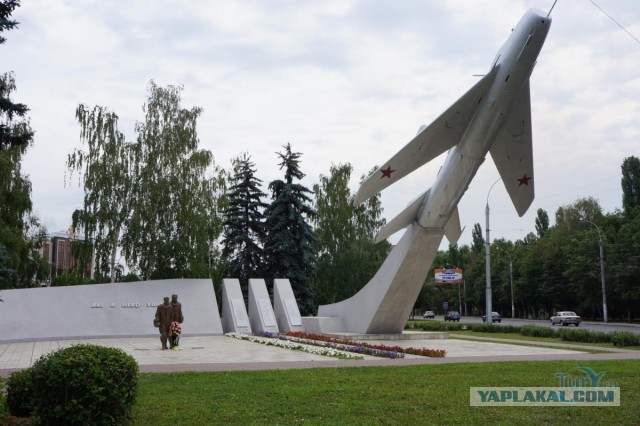 Советские монументы и уличные памятники