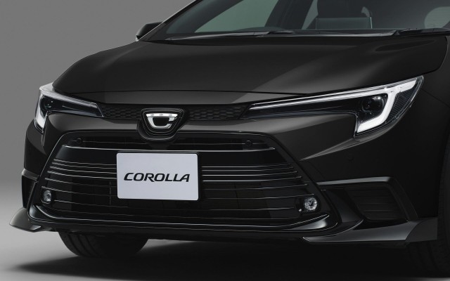 Toyota выпустила юбилейную версию Короллы в кузове седан и универсал