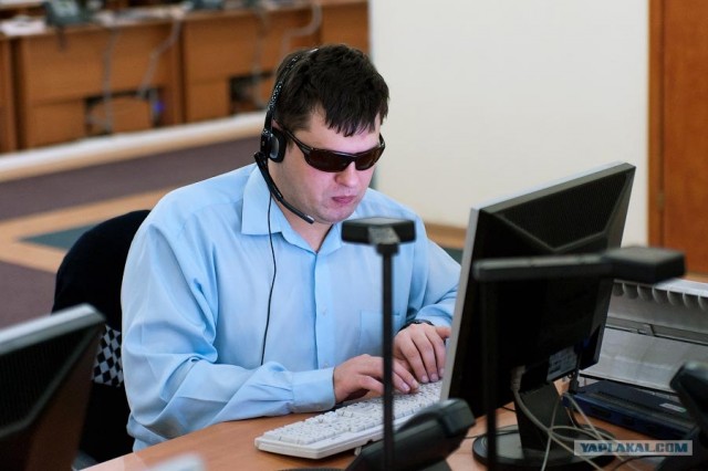 Необычный офис: черные мониторы