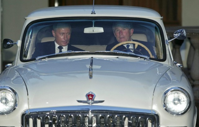 Я не знаю что это за человек, но переводчик у него Владимир Владимирович Путин