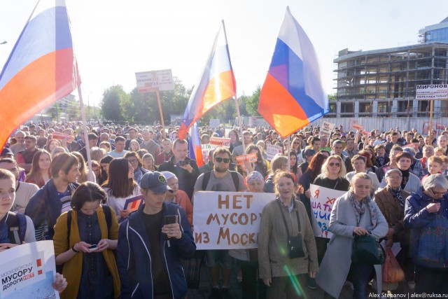 Мусоровозы попали в засаду в Бронницах