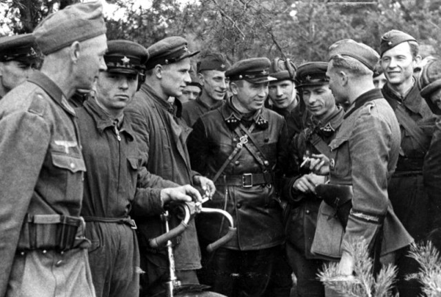 Почему советские офицеры носили пистолет справа на ремне, а немецкие - слева?
