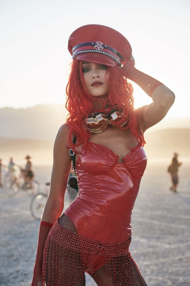 Девушки фестиваля Burning Man-2019