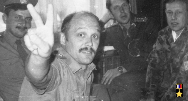 Кто стал первым героем России во время чеченской войны и за что именно он получил свою Золотую звезду.