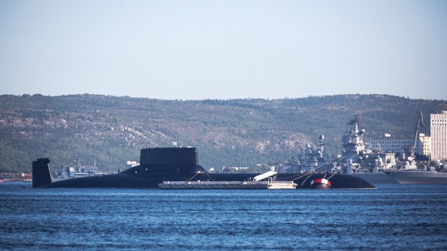 Самую большую в мире АПЛ "Дмитрий Донской" вывели из боевого состава ВМФ России. Лодку утилизируют.