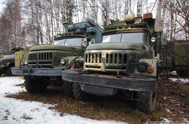 Березки, снег и списанная военная техника