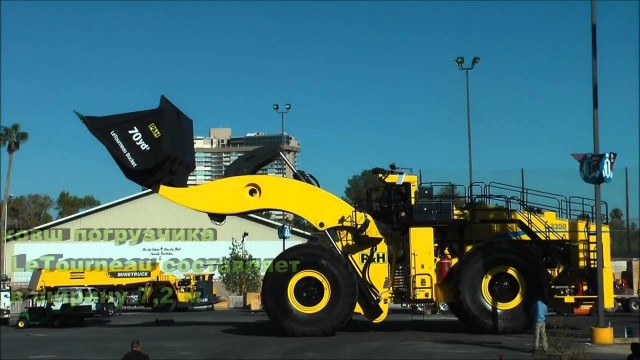 Самый большой в мире фронтальный погрузчик