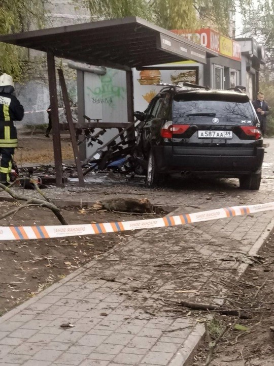 BMW протаранил остановку с людьми и насмерть сбил 7-летнюю девочку в Калининграде