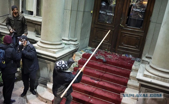 Протестующие в Белграде попытались ворваться в городскую администрацию