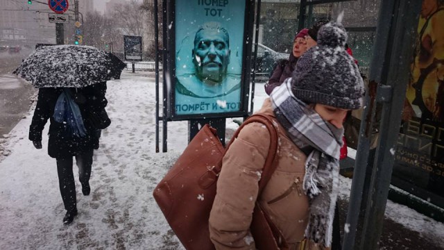 Россия, XXI век. Сталину несут цветы