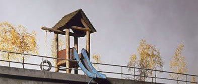 Необычная детская площадка (2 фото)