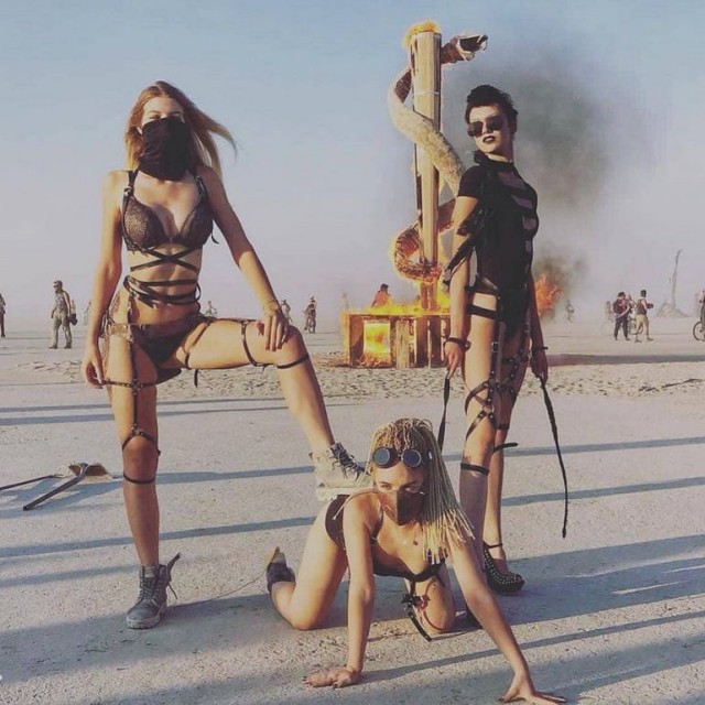 Девушки фестиваля Burning Man-2019