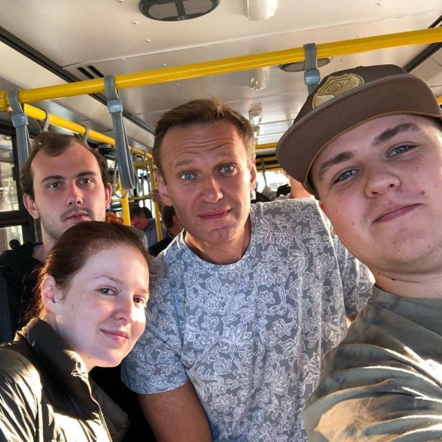 Алексей Навальный находится без сознания после отравления и экстренной посадки самолета в аэропорту Омска