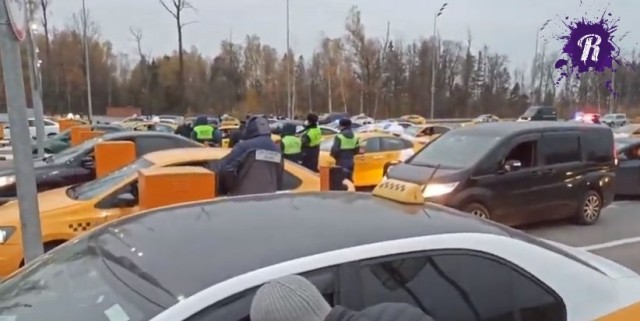 В Москве Яндекс.Таксисты взбунтовались против платной парковки в Домодедово