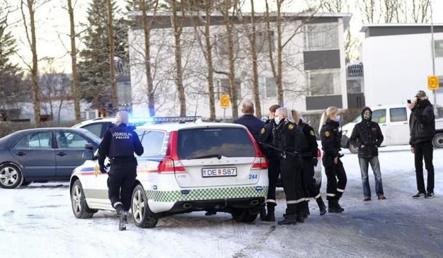8 девушек полицейских задерживают мужчину в Исландии