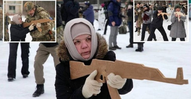 Украинские девушки продолжают проходить начальную военную подготовку