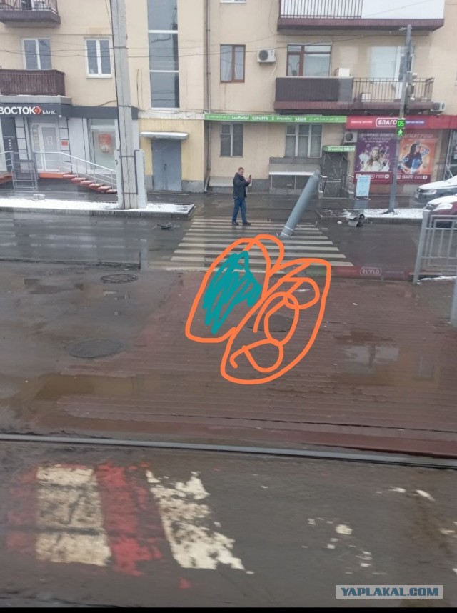 Это пешеходный переход возле конного рынка в Харькове