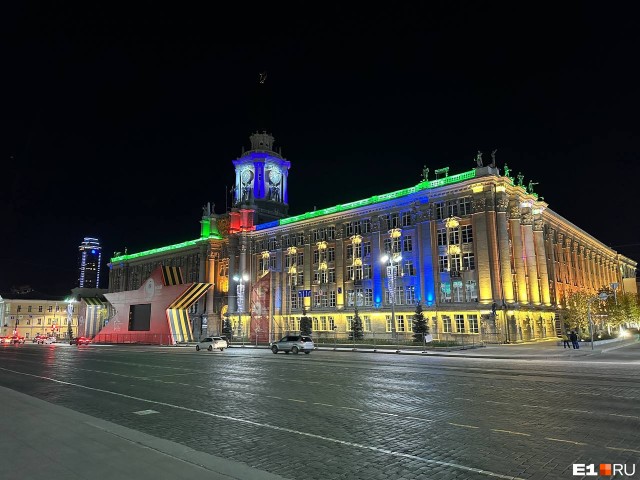 На здании мэрии Екатеринбурга включили дорогущую подсветку. На нее потратили почти 107 миллионов рублей