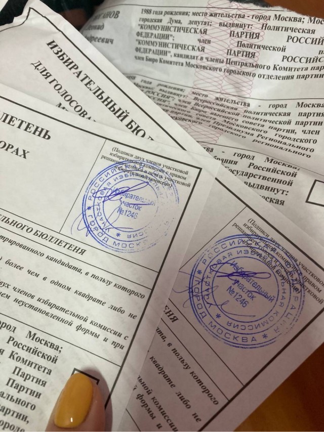 Как "куется" победа Собянина: председатель УИК-1246 в Москве спалился за вбросом бюллетеней